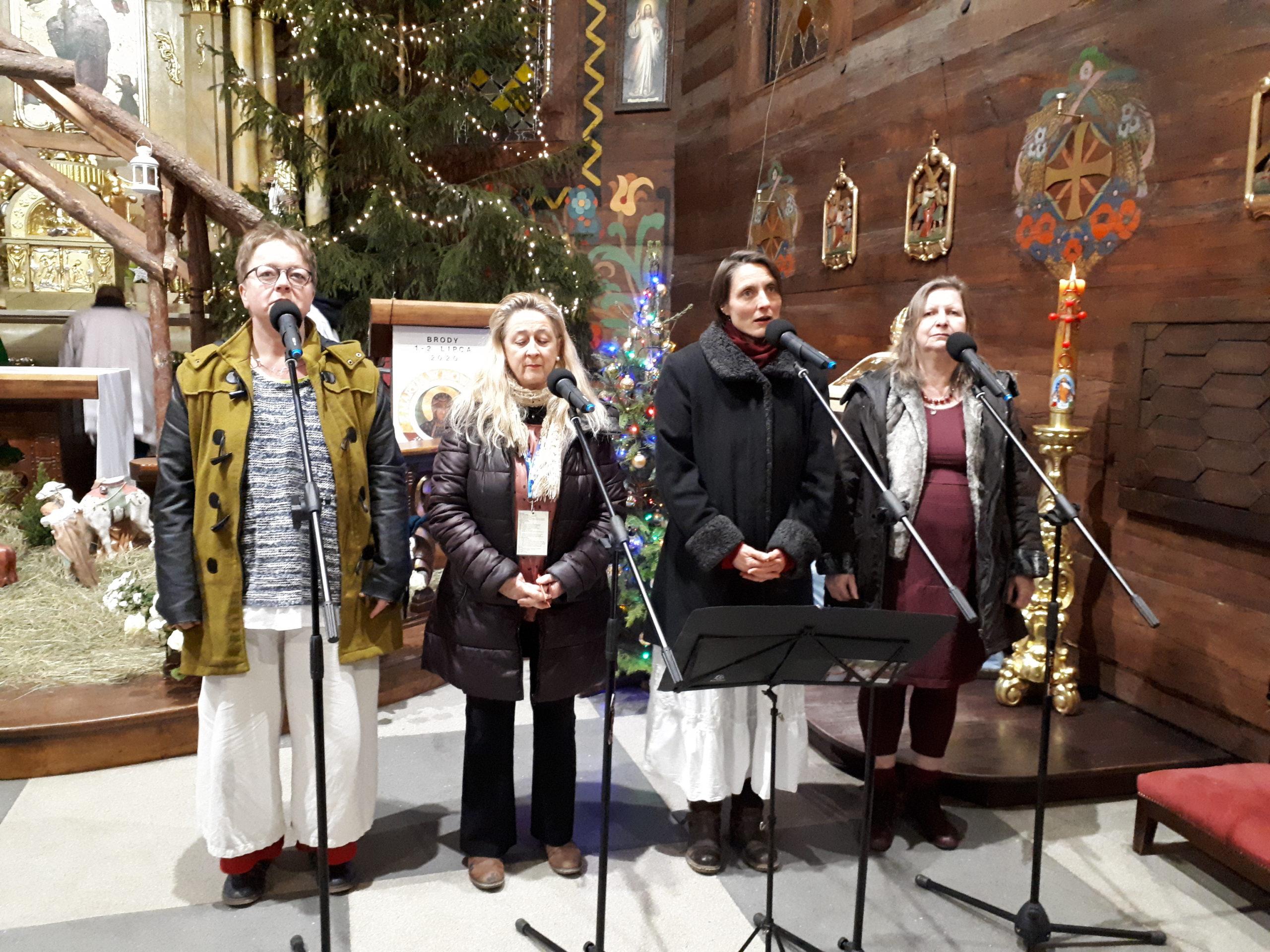 vier Frauen singen in der polnischen Holzkirche