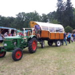 grüner Traktor mit Kremser im Gutspark Cammer