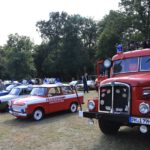 Oldtimer-Treffen im Gutspark Cammer, roter Trabant als Fahrzeug der Einsatzleitung der Feuerwehr und weiter Autos