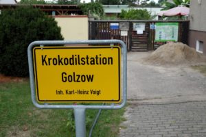 Hinweisschild zur Krokodilstation Golzow